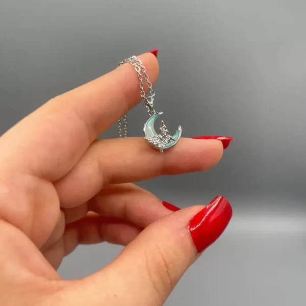 گردنبند طرح ماه و پروانه