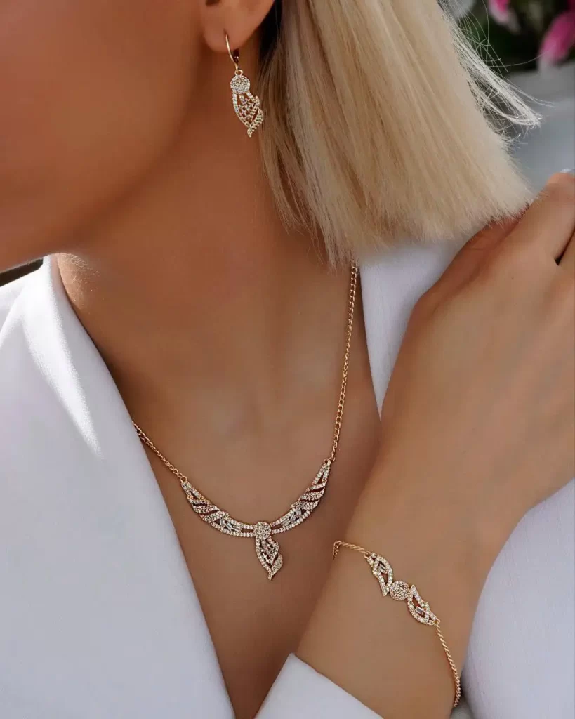 سرویس اتمی زنانه (گردنبند، گوشواره و دستبند)