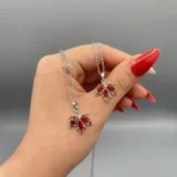 گردنبند استیل طرح برگ پاییزی با نگین‌های قرمز