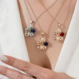 مدال گل با سنگ رنگی | همراه زنجیر